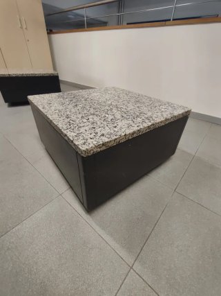 Mesa baja de mármol y madera. 3 unidades.