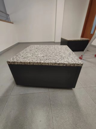 Mesa baja de mármol y madera. 3 unidades.