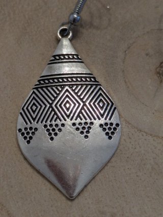Pendientes plateados con diseño tribal
