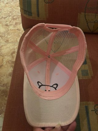 Gorra rosa con diseño de cara