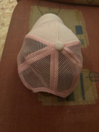 Gorra rosa con diseño de cara