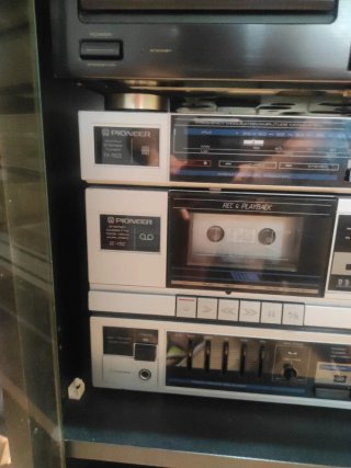 Equipo de música Pioneer, con tocadiscos Philips