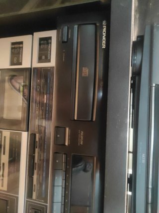 Equipo de música Pioneer, con tocadiscos Philips
