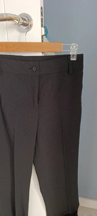 Conjunto falda y pantalón negro (tipo uniforme)
