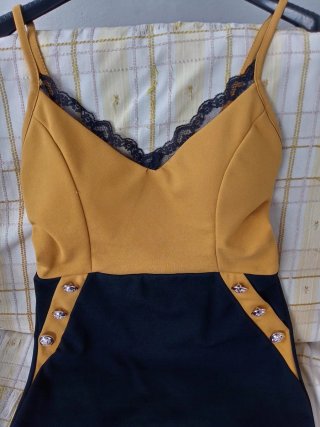 Abito elegante giallo e nero