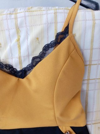 Abito elegante giallo e nero