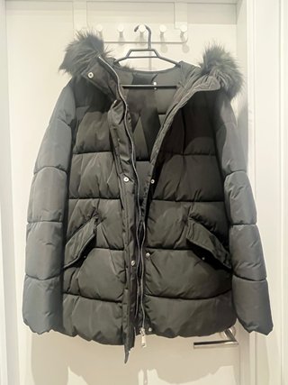Anorak negro perlado de Mango con capucha