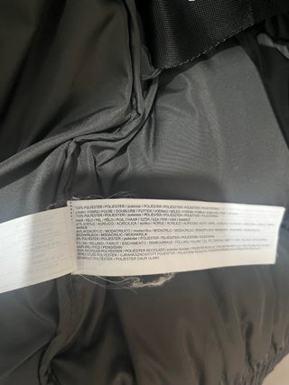 Anorak negro perlado de Mango con capucha
