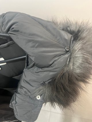 Anorak negro perlado de Mango con capucha