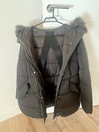Anorak negro perlado de Mango con capucha