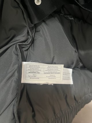Anorak negro perlado de Mango con capucha