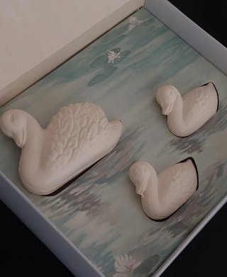 Estuche de jabones antiguos con forma de pato