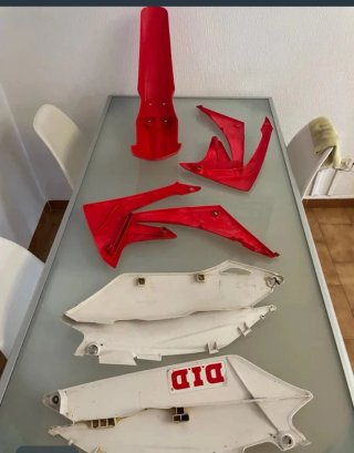 Plásticos moto rojos