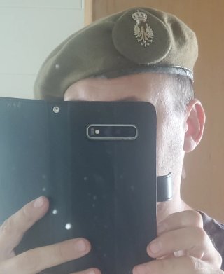 Boina verde militar con escudo