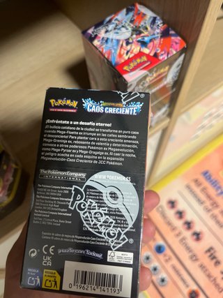 Caja 18 sobres Pokémon Caos Creciente