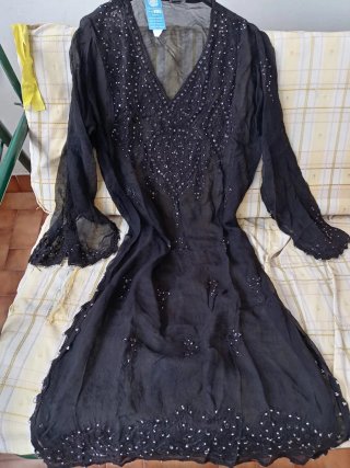 Copricostume nero con perline