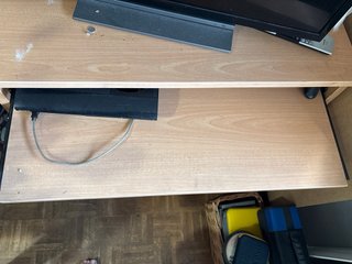 Tavolo da scrivania in legno con ruote