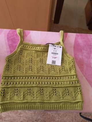 Top de punto verde con tirantes