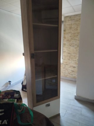 Vitrina grande de madera y cristal