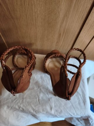 Sandalia color piel con cierre cremallera en talon