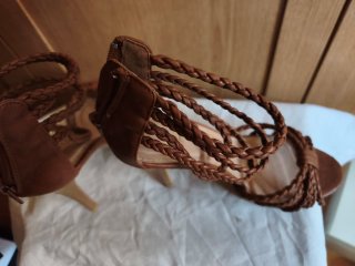 Sandalia color piel con cierre cremallera en talon