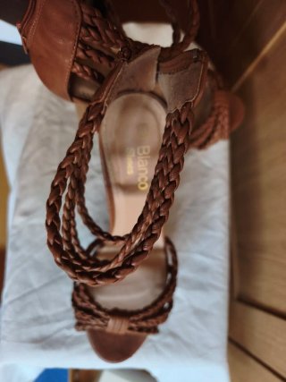 Sandalia color piel con cierre cremallera en talon