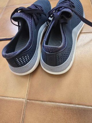 Crocs M10 Azul/Cinza Tamanho 43