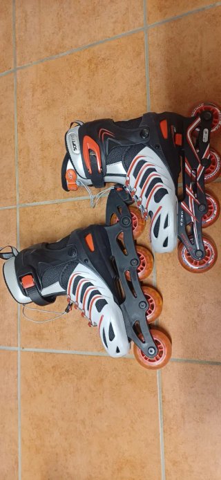 Patines en línea + muñequeras