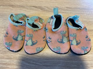 Confezione di scarpine per bambini
