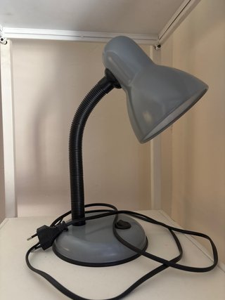 Lámpara de escritorio gris flexible