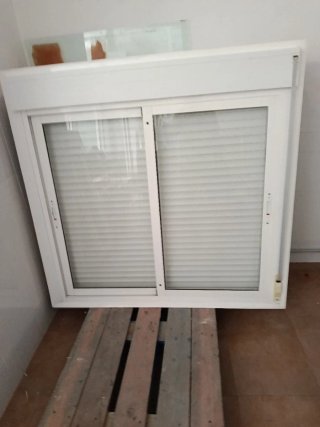 2 iguales Ventanas con Persiana