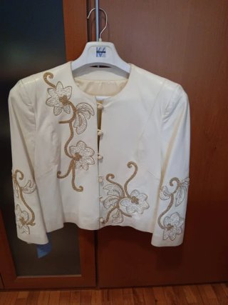 Torera mujer bordada dorada y blanca,napa,piel