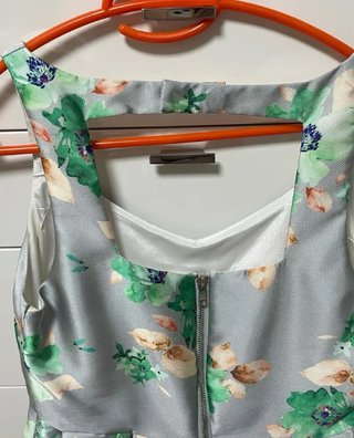Vestido floral gris – Elegante
