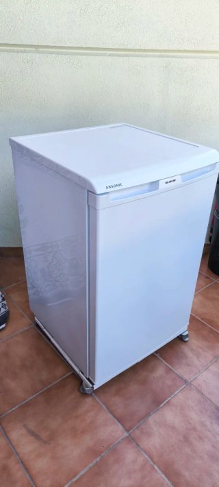 Congelatore verticale a 3 cassetti.