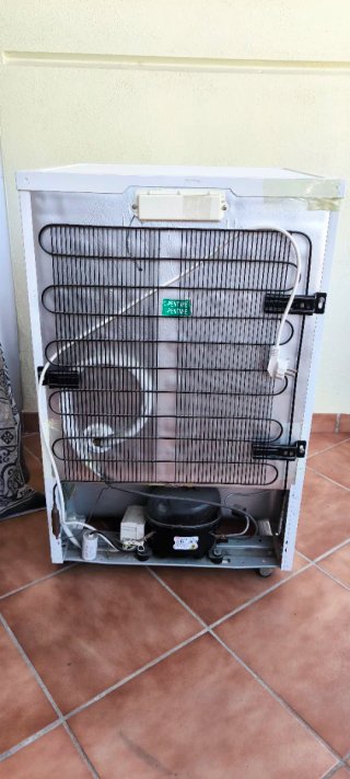 Congelatore verticale a 3 cassetti.
