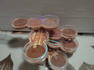 Maquillaje, pintalabios, pintauñas