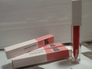 Maquillaje, pintalabios, pintauñas