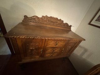Mueble de castaño tallado