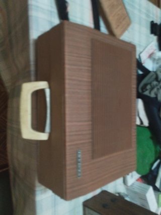 Tocadiscos antiguo de vinilo la marca es invicta
