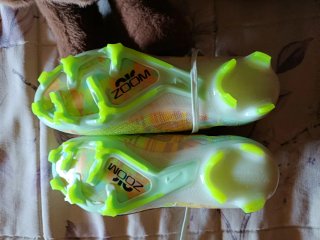 Botas de fútbol Nike verdes y amarillas