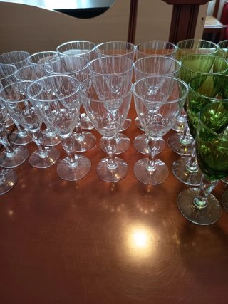 * Lote de 46 copas de cristal y 2 jarras