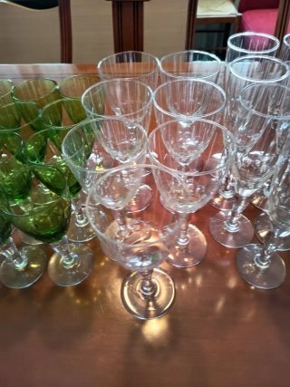 * Lote de 46 copas de cristal y 2 jarras