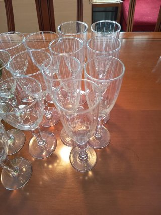 * Lote de 46 copas de cristal y 2 jarras