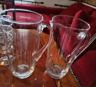 * Lote de 46 copas de cristal y 2 jarras