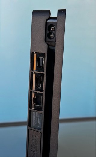 1TB Consola Slim Playstation 4 + 4 Videojuegos