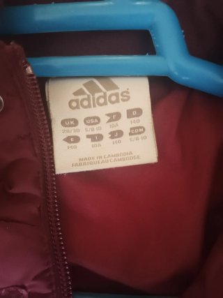 Chaqueta acolchada azul y roja