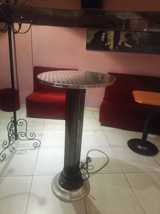 Mesa alta con calefacción