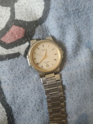 Reloj de pulsera plateado