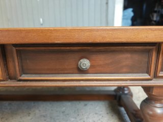 Tavolino in legno con cassetti