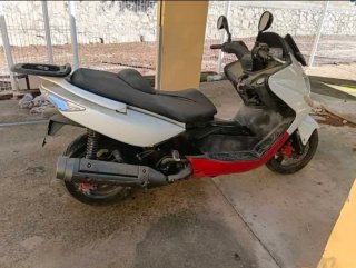 Maxi Scooter Blanca y Roja